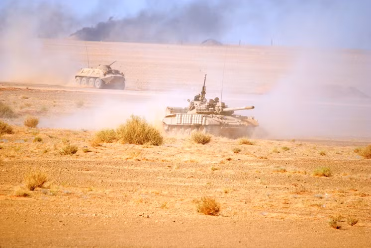 Sở dĩ các xe tăng T-55M/AMV của Algeria có thể tự tin đối đầu với các loại hoả lực hiện đại do lớp giáp phản ứng nổ của nó là loại Kontakt - 1 - một trong những loại giáp phản ứng nổ hiện đại và phổ biến nhất hiện nay, được trang bị trên nhiều loại xe tăng chủ lực. Nguồn ảnh: Dambiev.