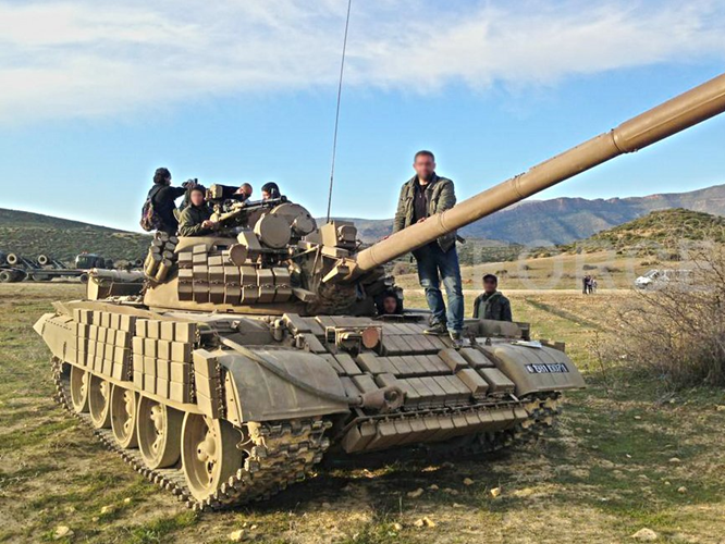 Khẩu pháo chính của T-55 có cỡ nòng 100mm vẫn được giữ nguyên, hệ thống kiểm soát hoả lực của T-55M/AMV chỉ được trang bị thêm hệ thống cảm biến cùng kênh lade đo xa. Điều này có nghĩa là độ chính xác tăng, còn sức công phá của T-55AMV vẫn được giữ nguyên. Nguồn ảnh: Dambiev.