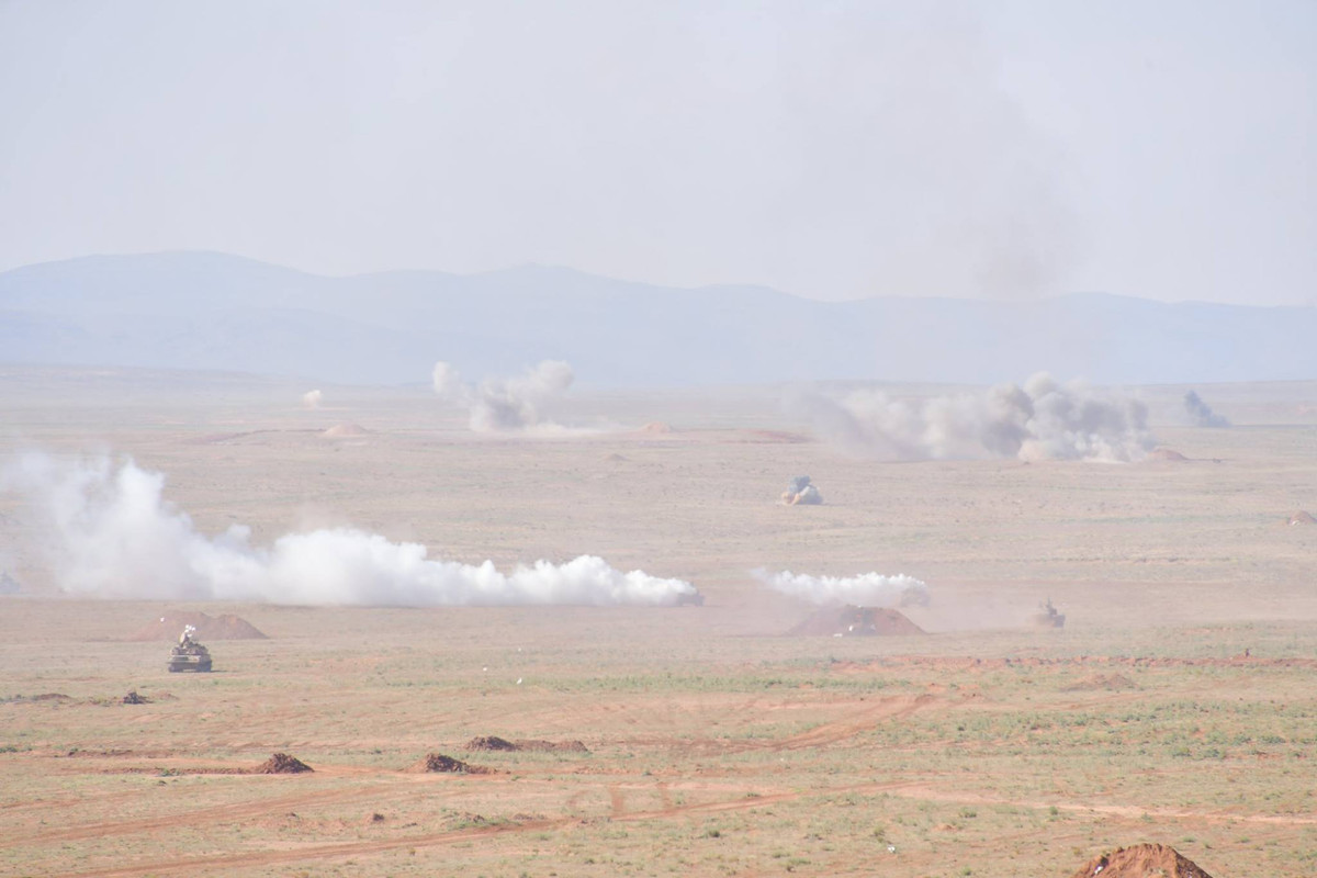 Trong trường hợp của quân đội Algeria, các xe tăng T-55 trong biên chế lực lượng này được nâng cấp lên phiên bản T-55M/AMV. Về cơ bản thì biến thể này sẽ ra đời khi đắp một loạt giáp phản ứng nổ hiện đại lên thân xe T-55M. Nguồn ảnh: Dambiev.