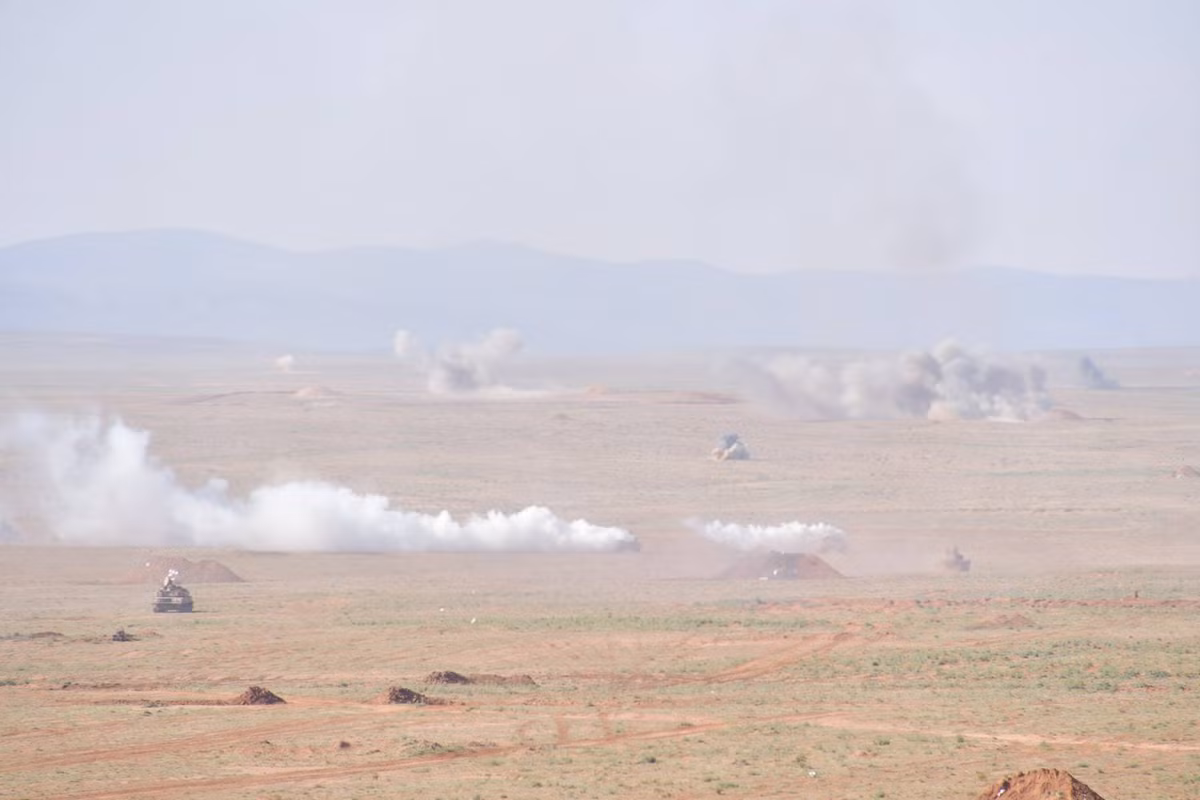 Trong trường hợp của quân đội Algeria, các xe tăng T-55 trong biên chế lực lượng này được nâng cấp lên phiên bản T-55M/AMV. Về cơ bản thì biến thể này sẽ ra đời khi đắp một loạt giáp phản ứng nổ hiện đại lên thân xe T-55M. Nguồn ảnh: Dambiev.