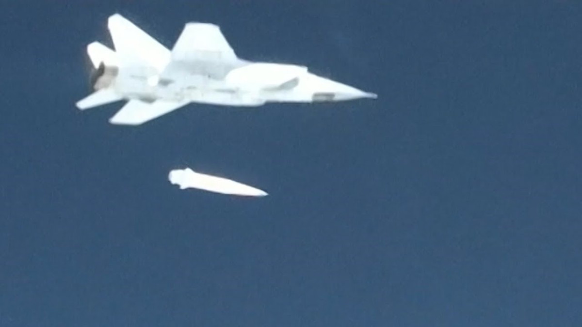 Về định nghĩa, tên lửa siêu siêu thanh hay một loại vũ khí được coi là siêu siêu thanh khi nó có khả năng đạt tốc độ lớn hơn năm lần tốc độ âm thanh hay 1,6 km/giây. Nguồn ảnh: Economist.