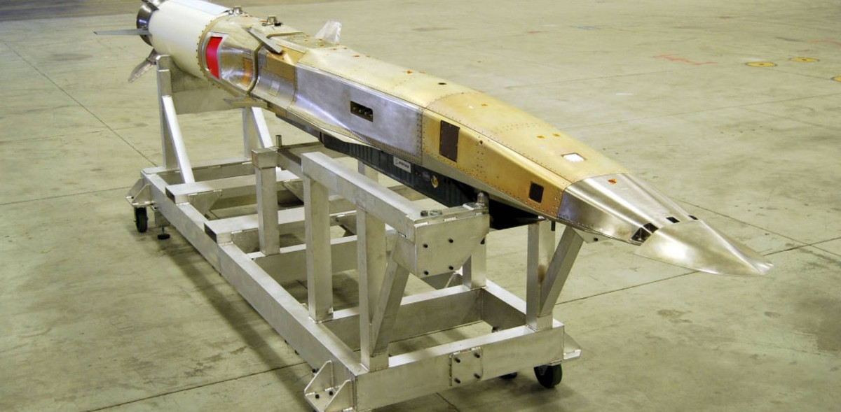 Kiểu vũ khí siêu thanh thứ hai hiện đang là nỗ lực của rất nhiều cường quốc trên thế giới do cơ cấu lao lên cao và lao ngược lại về Trái Đất được xem là cực kỳ khó đánh chặn và đối phương rất khó đoán được chính xác mục tiêu cuối cùng khi bị tấn công theo kiểu "rách trời rơi xuống" này. Nguồn ảnh: Economist.