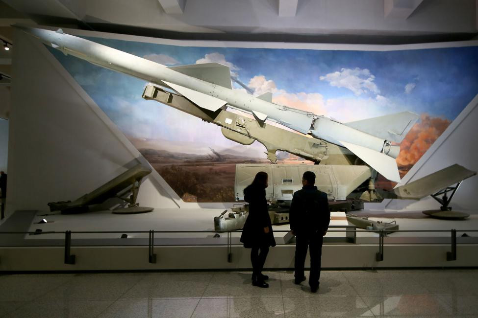 Vũ khí siêu siêu thanh hiện tại tạm thời được chia làm hai loại. Một loại là sử dụng động cơ tên lửa hoặc động cơ phản lực giúp nó đạt tốc độ siêu siêu thanh, loại thứ hai không cần động cơ, hoặc chỉ cần động cơ ở pha đầu để đạt độ cao sau đó lao xuống mục tiêu bằng trọng lực Trái Đất. Nguồn ảnh: Economist.