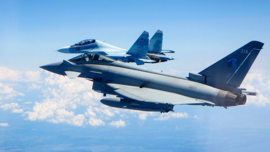 Trong diễn biến khác, lực lượng hải quân Hoàng gia Anh bị cáo buộc đã cố gắng bắt giữ một tàu Nga, nhưng dự định của họ đã không thành nhờ chiếc chiến hạm đi theo hộ tống.