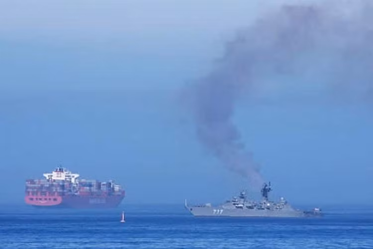 Tình huống nguy hiểm trên xảy ra 1 năm trước nhưng bây giờ mới được công bố, bối cảnh khi đó là đặc nhiệm Anh đã bắt giữ một tàu chở dầu của Iran, cáo buộc Tehran buôn lậu dầu sang Syria, vi phạm lệnh cấm vận của Liên hợp quốc.