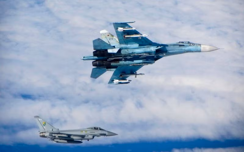 Ban đầu, các tiêm kích F-16 của Bỉ và F-35 của Mỹ được cử đến để hộ tống 2 máy bay tuần tra chống ngầm tầm xa Tu-142 thuộc biên chế không quân hải quân Nga.