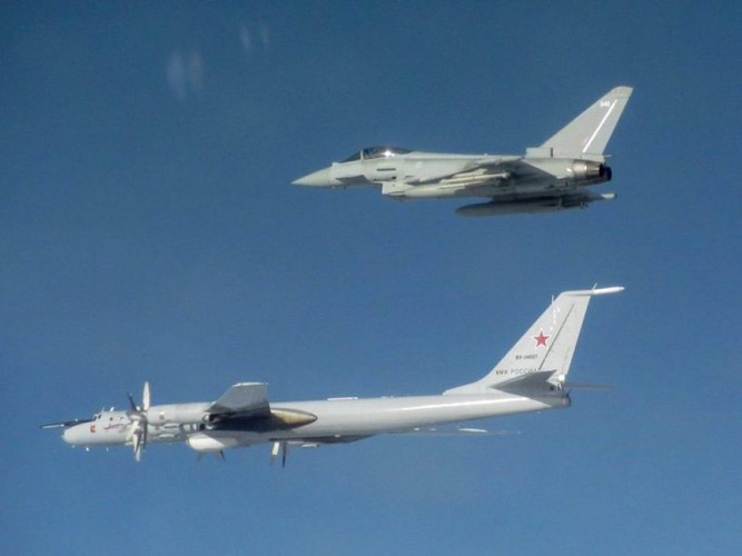 Theo Nguyên soái không quân Hoàng gia Anh - ông Mike Wingston, mới đây đã xảy ra một vụ đụng độ rất nghiêm trọng trên không phận quốc tế giữa các chiến đấu cơ của Nga và NATO.