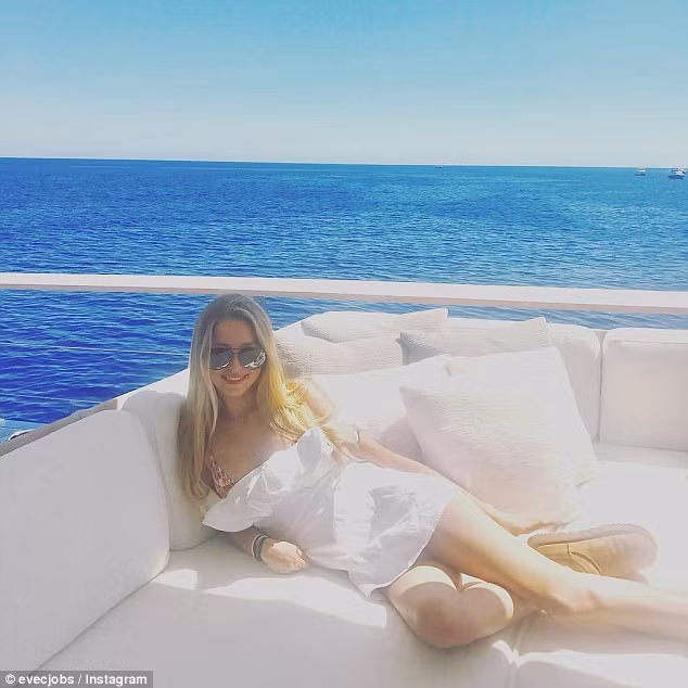 Theo Forbes, tổng tài sản mà nữ tỷ phú Laurene Powell Jobs - mẹ của Eve Jobs - và người chị lớn đang nắm giữ lên đến 20,1 tỷ USD. Vì vậy, không khó hiểu khi Eve Jobs có cuộc sống giàu sang. 9X thường dạo chơi trên những du thuyền, tham gia sự kiện của các hãng hàng hiệu đắt đỏ, chơi những môn thể thao của giới quý tộc.