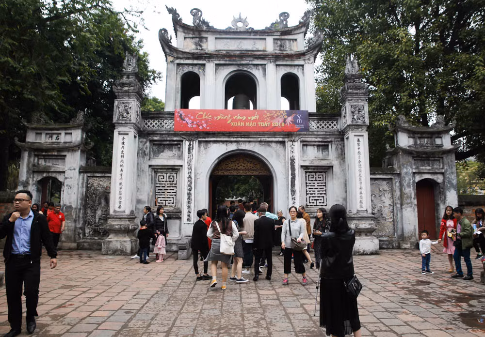 Sau đêm giao thừa, sáng mồng 1 Tết người dân Hà Nội ra đường khá muộn. Theo ghi nhận của PV Kiến Thức, từ 9h sáng, một số địa điểm du xuân, đi lễ đầu năm nổi tiếng ở Hà Nội như Văn Miếu, chùa Quán Sứ, chùa Trấn Quốc, đền Quán Thánh... mới bắt đầu có nhiều người ghé thăm hơn.