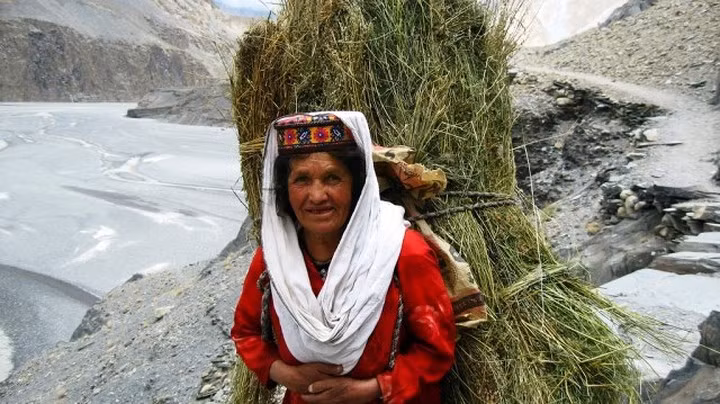 Họ là những người tách khỏi thế giới văn minh, gắn cuộc sống với thiên nhiên và rất chịu khó lao động.