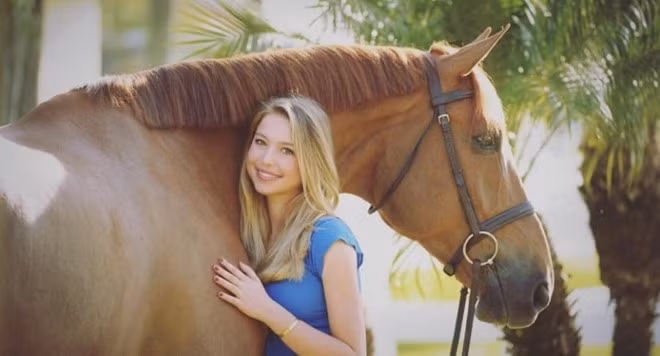 Cư dân mạng dành cho Eve nhiều lời khen. Có người bình luận: "Chắc hẳn Steve Jobs đang cảm thấy rất tự hào về con gái xinh đẹp, tài giỏi của mình".