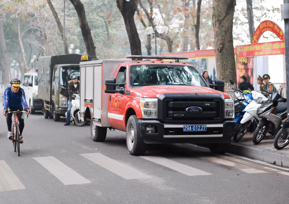 Xe cứu hỏa, cứu thương cũng trực liên tục phía bên ngoài trận địa pháo hoa Hồ Gươm, sẵn sàng cho những tình huống khẩn cấp. Theo kế hoạch cụ thể, ở các quận, huyện của thành phố Hà Nội sẽ bắn 22 trận địa pháo hoa tầm thấp, 9 trận địa bắn pháo hoa tầm cao gồm; Hồ Tây, hồ Hoàn Kiếm, hồ Ngọc Khánh, Công viên Thống Nhất, hồ Hoàng Cầu, Sân vận động Mỹ Đình, hồ Văn Quán, Thành cổ Sơn Tây, điểm còn lại tại quận Long Biên. Đáng chú ý, Tết Mậu Tất 2018, thành phố Hà Nội tăng 4 điểm bắn pháo hoa tầm cao đó là hồ Hoàng Cầu, Thành cổ Sơn Tây, hồ Ngọc Khánh và Long Biên.