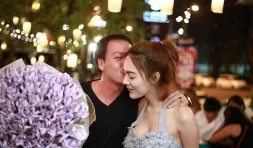 Cô gái trẻ cũng thẳng thắn chia sẻ, cô không đủ khéo léo để tự tay làm nên bó hoa này mà phải đặt làm tại một cửa hàng hoa. Vì thế, ngoài tiền để làm hoa, cô gái trẻ phải trả thêm 4000 bath (khoảng gần 3 triệu đồng) cho tiền công làm nên bó hoa đặc biệt.