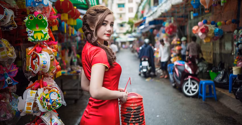  Khu chợ hàng mã Quận 5 Dạo chợ Tết ở Sài Gòn chắc chắn không thể bỏ qua con đường Hải Thượng Lãn Ông nổi tiếng. Tới đây, bạn sẽ được thỏa thích chụp ảnh cùng với những đồ trang trí ngày Tết như câu đối đỏ, phong pháo giả, bao lì xì, mai vàng, đào đỏ… tuyệt đẹp và mang đậm phong vị ngày Tết.