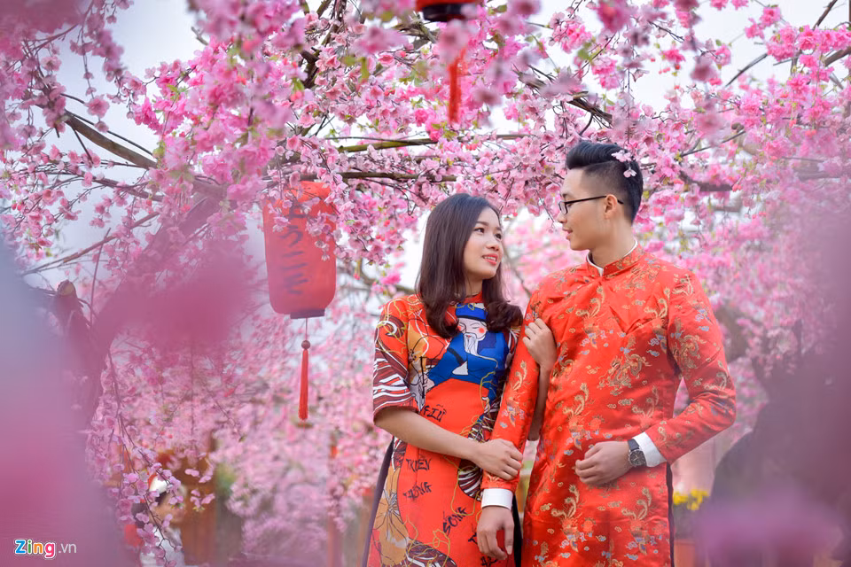 Đôi trẻ Duy - Phượng lần đầu đi chụp ảnh Tết cùng nhau. Duy cho biết dù trời hơi lạnh, cả hai vẫn mặc áo dài để ghi lại những khoảnh khắc đậm chất xuân.