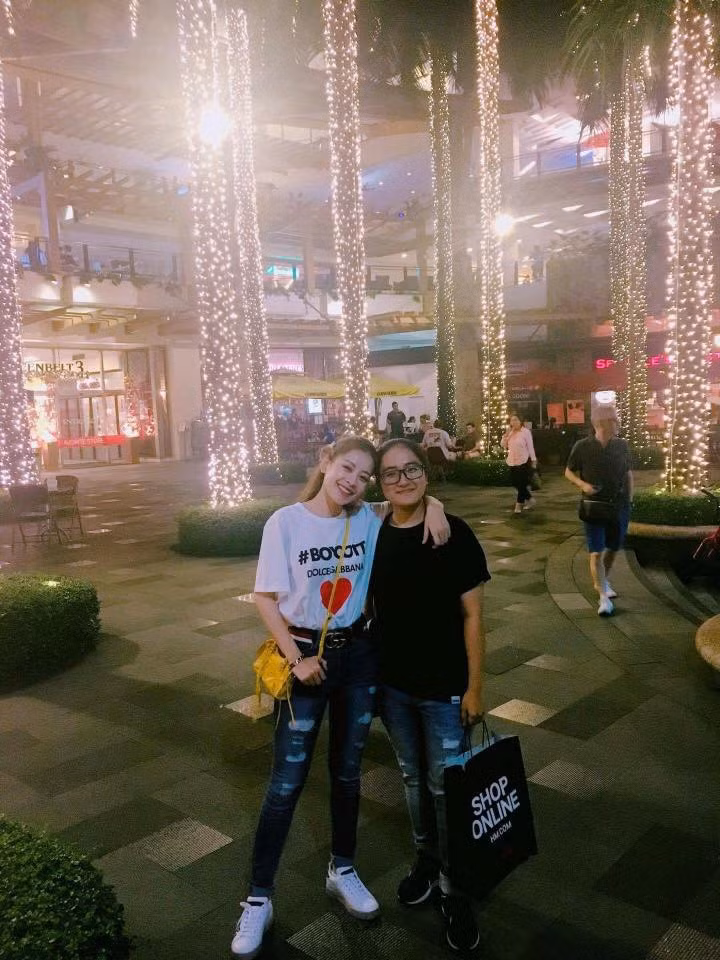 Trước đó, tờ Osen của Hàn Quốc cũng tung tin độc quyền với tựa đề "Nam diễn viên Jin Ju Hyung hẹn hò nữ diễn viên hàng đầu của Việt Nam Chi Pu". Tờ tin tức này đã dựa vào nguồn tin tại Việt Nam, khẳng định rằng cặp đôi này có tình cảm sau khi loạt hình hẹn hò tại nhà hàng vào dịp sinh nhật Jin Ju Hyung, diện áo đôi đi ăn bị tung ra.