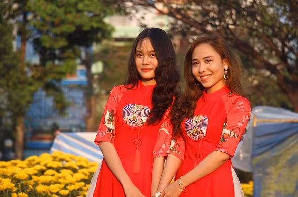 Áo dài cách tân được nhiều thiếu nữ chọn để ghi hình.