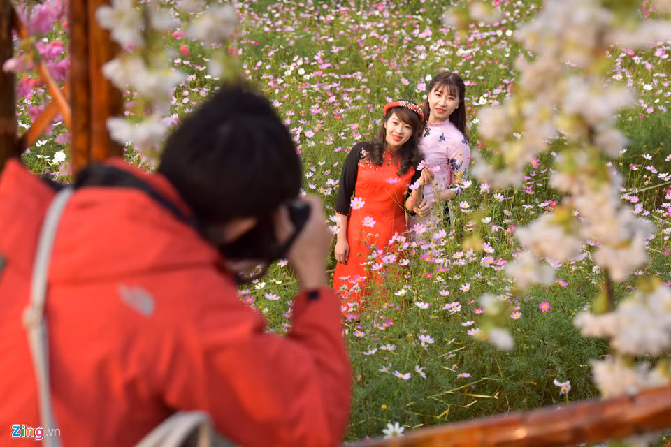 Cuối năm cũng là dịp làm ăn của các thợ ảnh trẻ. Giá chụp ảnh ở vườn hoa trung bình khá rẻ, khoảng 300.000-400.000 đồng/người. Nhưng mỗi tay máy một ngày có thể chụp cho nhiều người, có khoản thu nhập đáng kể.