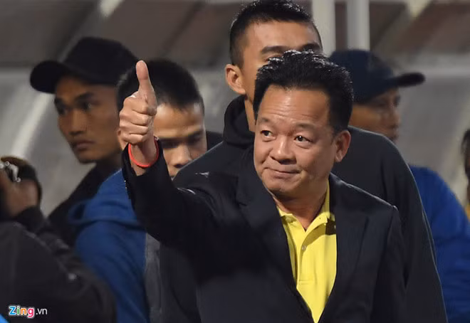 Bầu Hiển đến theo dõi Hà Nội FC thi đấu với Quảng Nam hôm 19/11/2017. Ảnh: Tiến Tuấn.