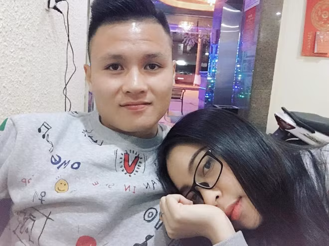 Đặc biệt là khi fan yêu cầu Nhật Lê kể tật xấu của bạn trai cầu thủ, cô chỉ cười đáp: “Thôi, mình không kể đâu. Ai đời vạch áo cho người xem lưng”. Lối ứng xử thông minh của cô gái Quảng Nam được dân mạng khen ngợi hết lời.