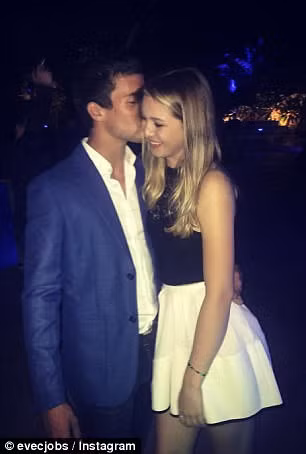 Hai người gặp nhau trong một sự kiện và đang có một chuyện tình đẹp như trong phim.