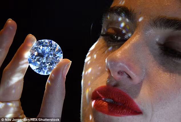 Viên đá quý 102,34 carat từ mỏ Botswana, miền bắc châu Phi, được ca ngợi là “viên kim cương trắng hiếm có nhất” từng được đưa ra thị trường. Ảnh: REX.