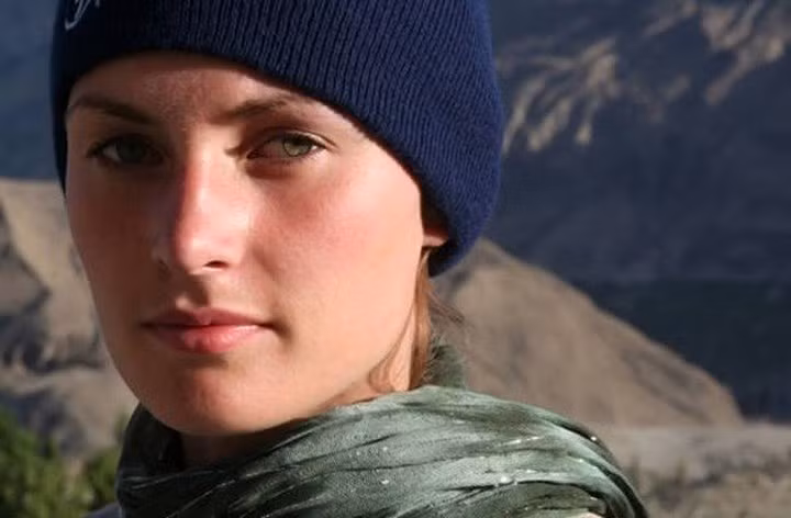 Người Hunzas bắt đầu một ngày mới rất sớm, trung bình khoảng 5h, giúp họ tăng thời gian tiếp xúc với ánh nắng mặt trời và đi ngủ vào lúc chập tối.