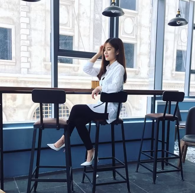 “Hai đứa chỉ có 5 tháng yêu và tìm hiểu nhưng mình chẳng có điểm nào nghi hoặc. Có lẽ, con gái chỉ cần có thế, một người hiểu mình, yêu thương mình và cả gia đình mình nữa”, cô chia sẻ.