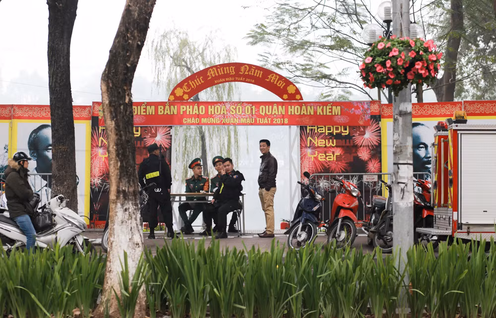 Theo ghi nhận của PV Kiến Thức, trong ngày hôm nay 15/2 (30 Tết), công tác triển khai trận địa pháo hoa Hồ Gươm, Hà Nội đã cơ bản hoàn thành. Được biết, công tác chuẩn bị trận địa đã được Bộ Tư lệnh Thủ đô thực hiện từ sáng 14/2.