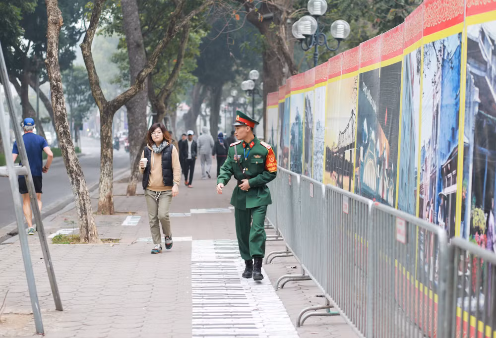 Cảnh vệ, nhân viên an ninh túc trực 24/24 tại cả 3 mặt bên ngoài của trận địa, không cho phép ghi hình, chụp ảnh, đảm bảo tối đa công việc bên trong.