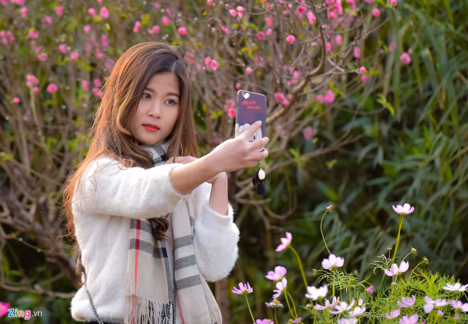 Nhiều cô gái không thuê thợ mà tự chụp cho nhau.