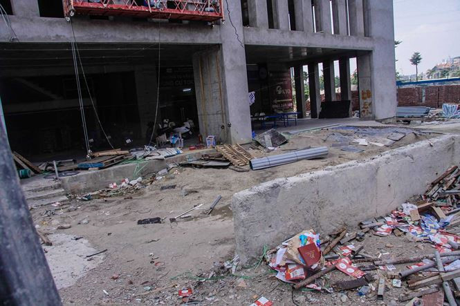 Chủ đầu tư từng cam kết sẽ bàn giao nhà vào quý IV/2017. Tuy nhiên, đến nay dự án vẫn chưa thể hoàn thành. Ảnh: Tiền phong.