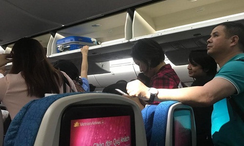 Hanh khach choang vang vi chuyen bay 
