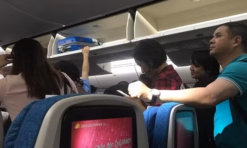 Hanh khach choang vang vi chuyen bay 
