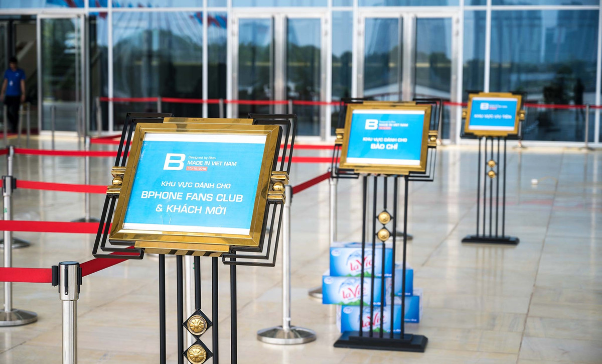 Trước giờ G, mọi công tác chuẩn bị cho buổi lễ ra mắt đã sẵn sàng. Khu vực check in được phân luồng rõ ràng dành cho nhiều đối tượng, trong đó có cả Bphone Fans Club. Ảnh: Tinhte.