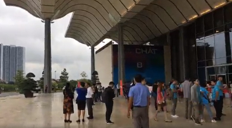 Theo thông tin từ Bkav, có gần 2.000 khách mời sẽ tham dự lễ ra mắt Bphone 3. Nhiều người có mặt từ rất sớm. Ảnh: VTC.