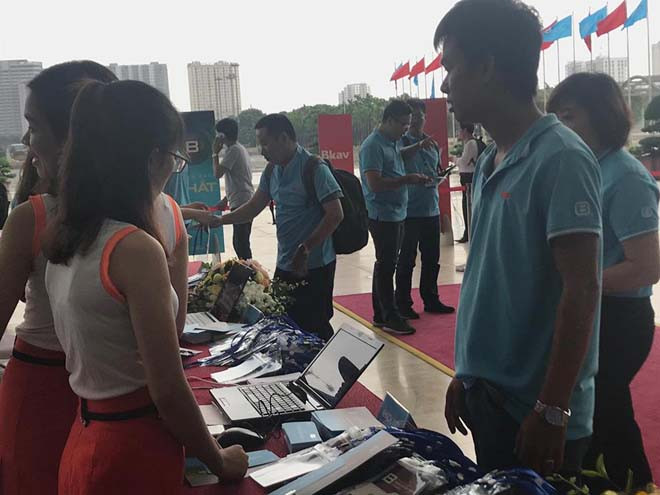 Khách mời thực hiện check-in. Ảnh: Dân Việt.