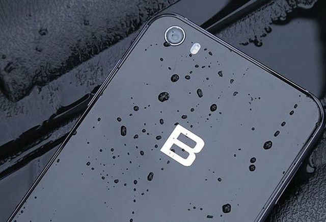 Theo những thông tin rò rỉ, Bphone 3 được cho là sẽ có kiểu dáng ưa nhìn hơn các mẫu Bphone tiền nhiệm. Máy có màn hình tràn viền, cạnh dưới mỏng đều như hai cạnh bên...Ảnh: VTV.