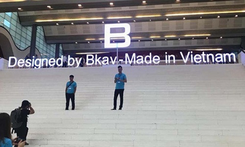 Slogan quen thuộc - Designed by Bkav - Made in Vietnam. Ảnh: Dân Việt.