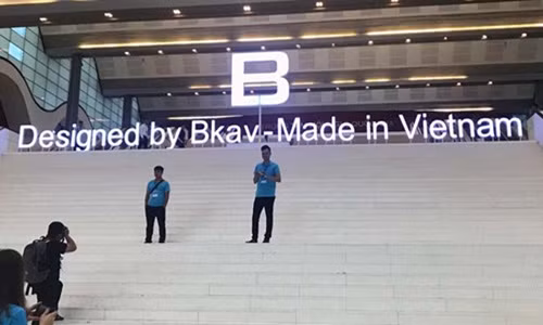 Slogan quen thuộc - Designed by Bkav - Made in Vietnam. Ảnh: Dân Việt.