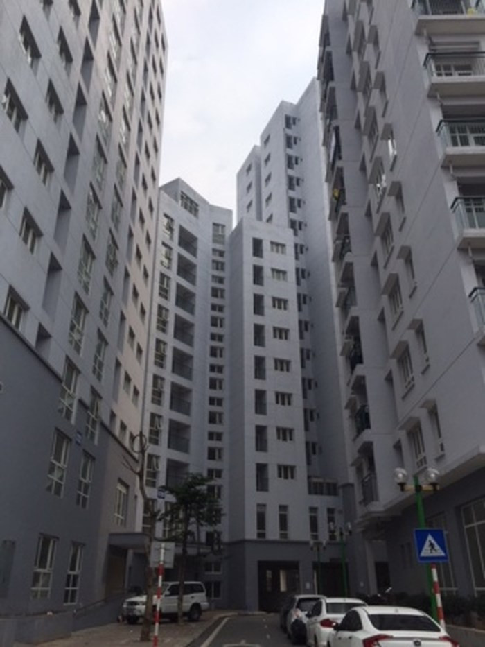 Tương tự, theo báo An ninh Thủ đô, khu tái định cư Hoàng Cầu (quận Đống Đa, Hà Nội) đã hoàn thiện song đến tháng 5/2018 mới chỉ có 1 tòa nhà được đưa vào sử dụng, 3 toà còn lại vẫn bỏ không. Ảnh: Anninhthudo.