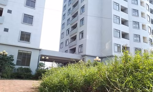 Dự án có 7 ô đất từ CT1 đến CT7 dùng để xây dựng chung cư cao tầng. Tuy nhiên, đến nay mới chỉ có 4 tòa nhà được đưa vào sử dụng và hiện đang được làm trụ Sở UBND, Hội đồng nhân dân quận Bắc Liêm và các cơ quan chức năng khác của Quận. Ảnh: Infonet.