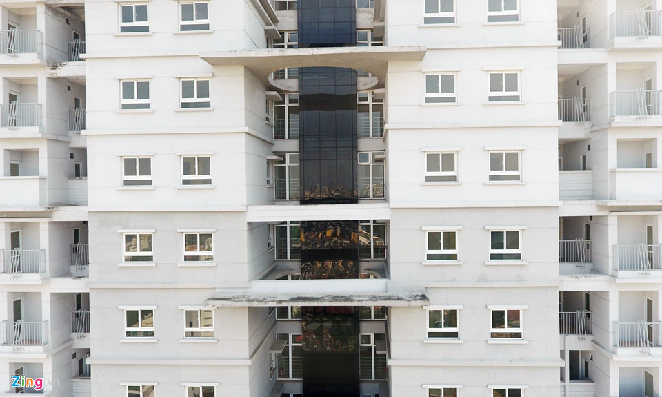 Thông tin phản ánh trên Báo xây dựng cho thấy, dù được hoàn thiện năm 2015 nhưng đến thời điểm tháng 9/2018, tòa nhà vẫn phải chịu cảnh “vườn không nhà trống”. Ảnh: Zing.