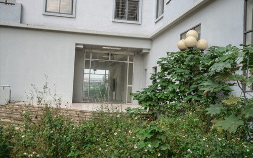 3 tòa nhà tái định cư ở cuối khu đô thị vẫn trong tình trạng bỏ hoang, không người ở. Ảnh: Lao động.