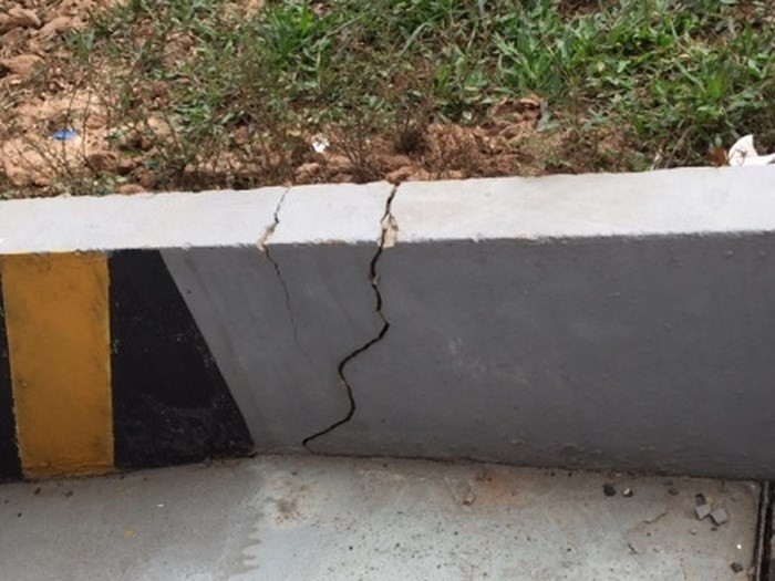 Do bỏ không nên một số hạng mục công trình này đã có dấu hiệu nứt, xuống cấp. Ảnh: Anninhthudo.