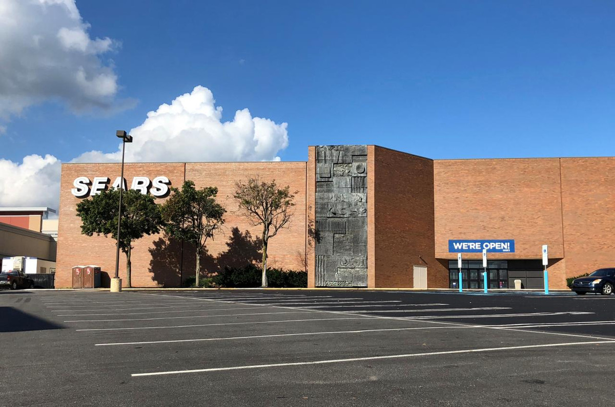 Khi doanh thu sụt giảm liên tiếp, Sears bắt đầu đóng các cửa hàng, bán đi nhiều bất động sản và thương hiệu. Ảnh: WSJ.
