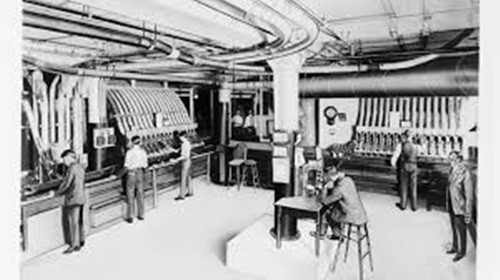 Bắt nguồn từ một công ty bán đồng hồ, trang sức năm 1886, sau này Sears trở thành hãng bán hàng qua catalog lớn nhất tại Mỹ với đủ các loại mặt hàng như quần áo, giày dép, nội thất, trang sức, đồ dùng gia đình...Ảnh: The Atlantic.