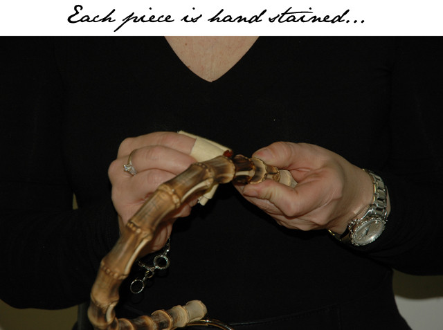 Sau đó, người thợ sơn một lớp sơn bóng xung quanh để tránh thấm nước, giữ độ bền trong thời gian dài.