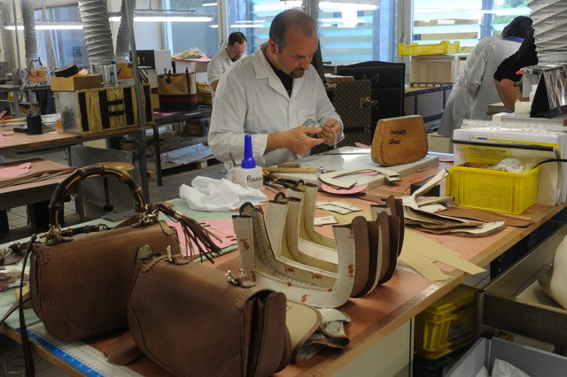 Bên trong nhà máy sản xuất túi xách Gucci sạch sẽ và hiện đại.