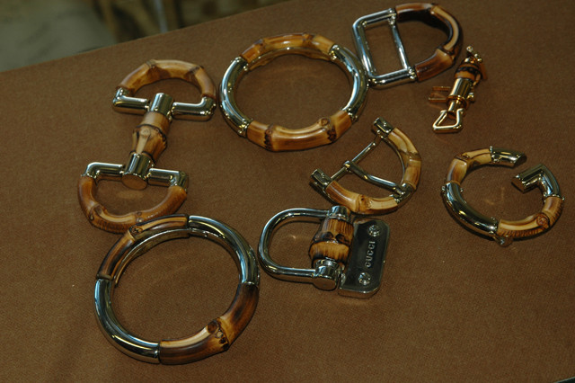 Các chốt và vòng khóa túi xách bằng tre.